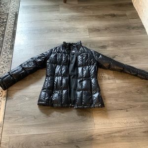 North face lightweight puffer coat. Size M. In great shape. Barely used.